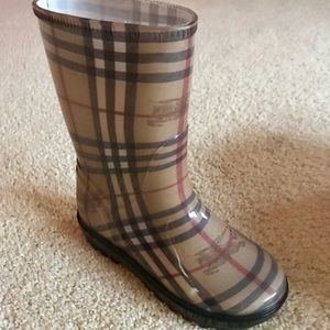 Kids blueberry short rain boots.